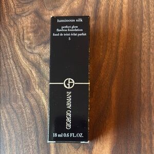 Giorgio Armani Luminous Silk Perfect Glow Flawless Foundation